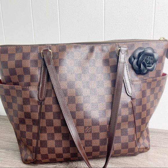 Camellia Flower Vegan Leather Magnetic Bag Charm - Picture 7 of 9